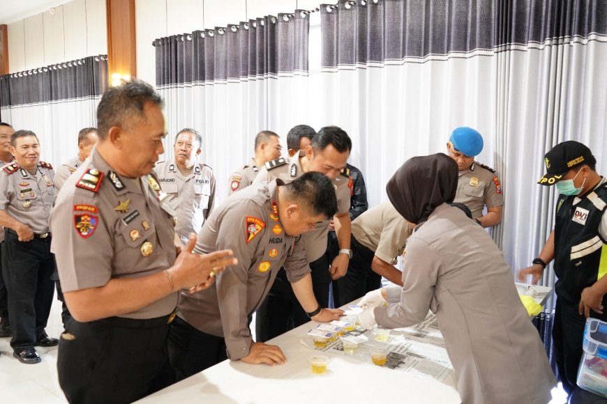 Kapolres Situbondo dan Jajaran Ikuti Tes Urine Secara Serentak