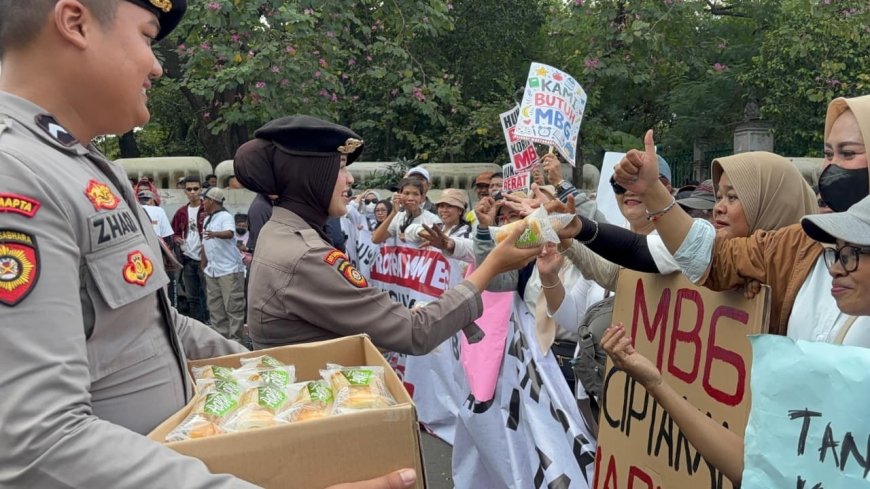 Polri Bagikan Snack dan Minuman untuk Massa Aksi KNARA sebagai Bentuk Kepedulian